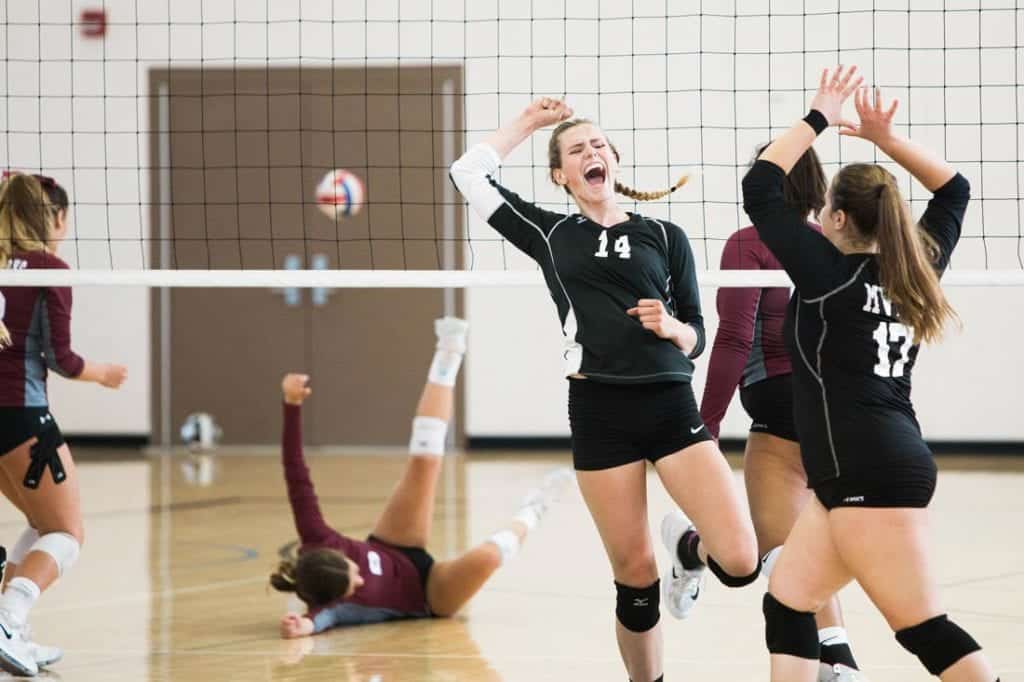 womens-volleyball-team-celebrating