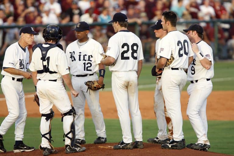 athletes-baseball-communicating